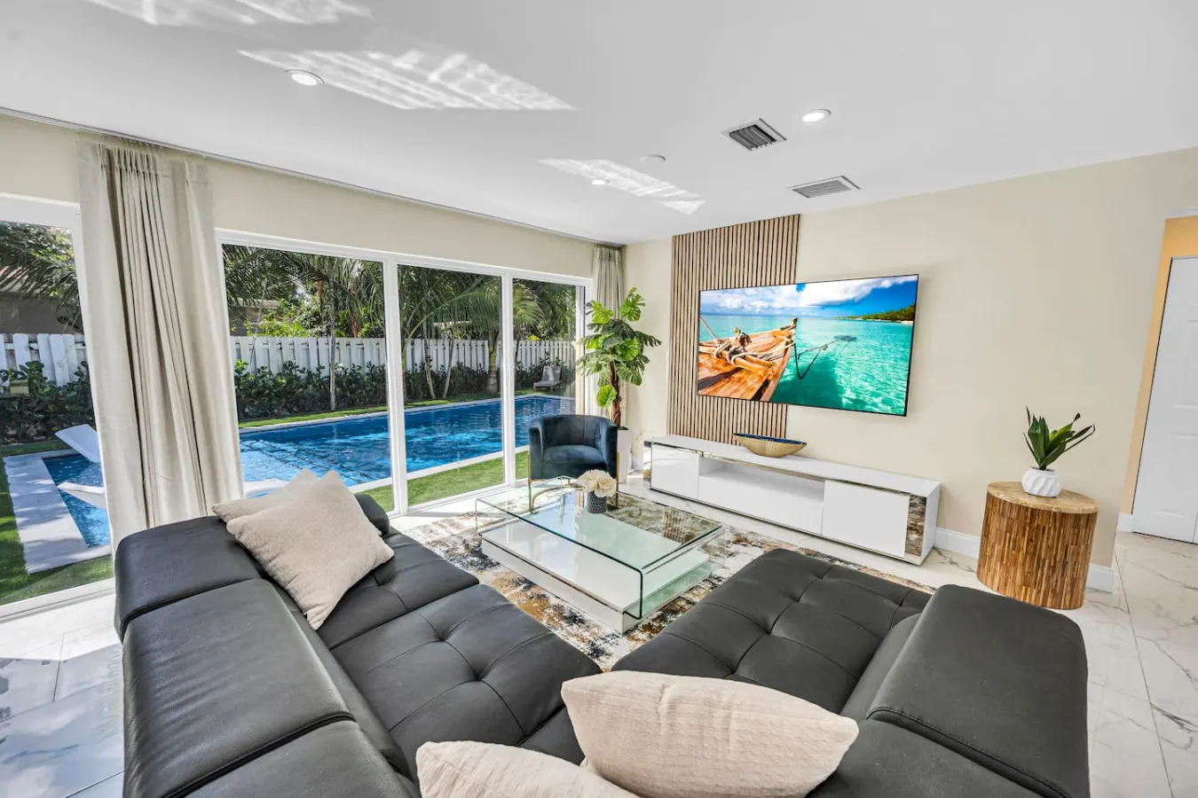 Beach Getaway: Stylish Home with private Pool 4