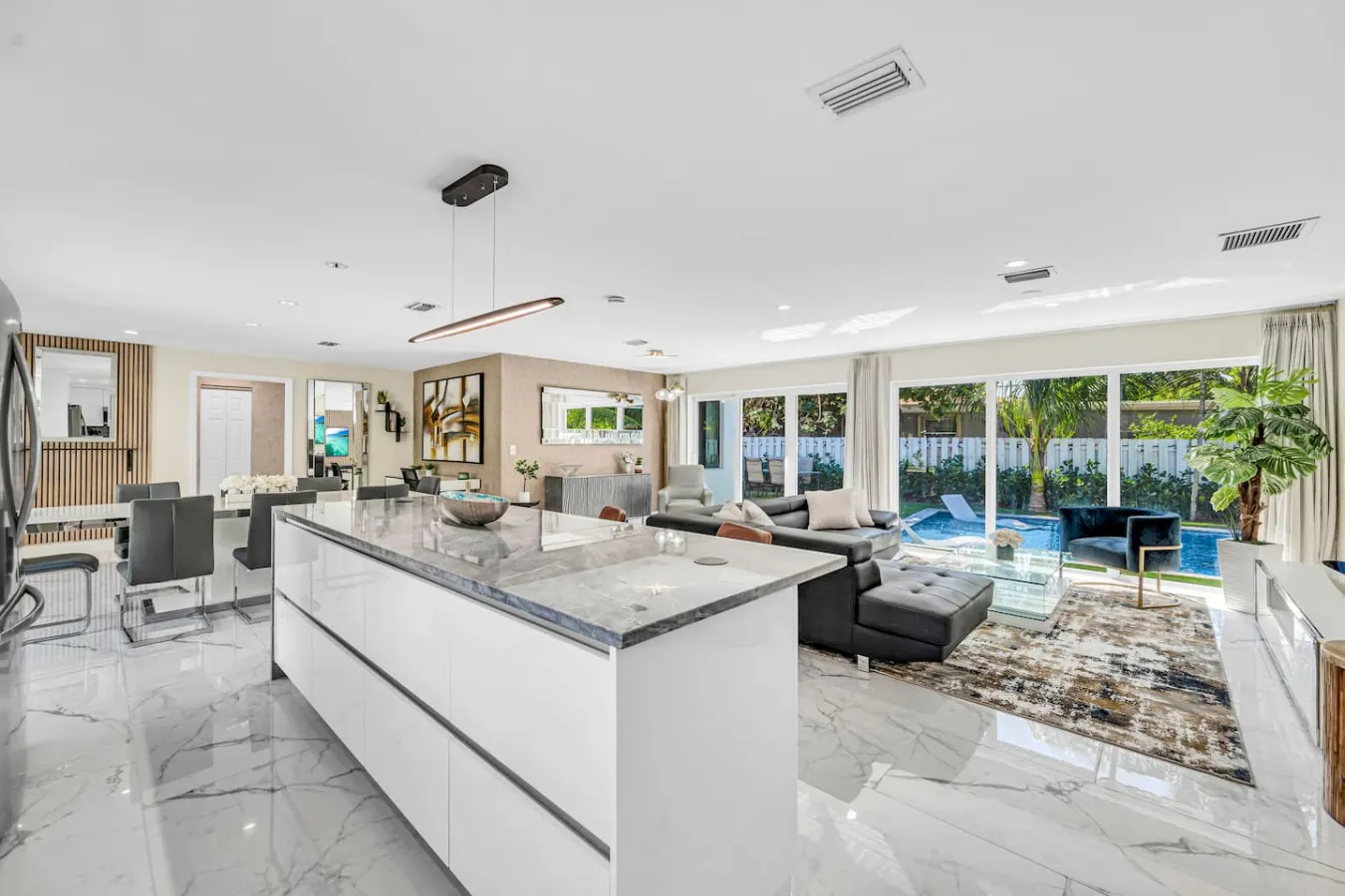 Beach Getaway: Stylish Home with private Pool 6