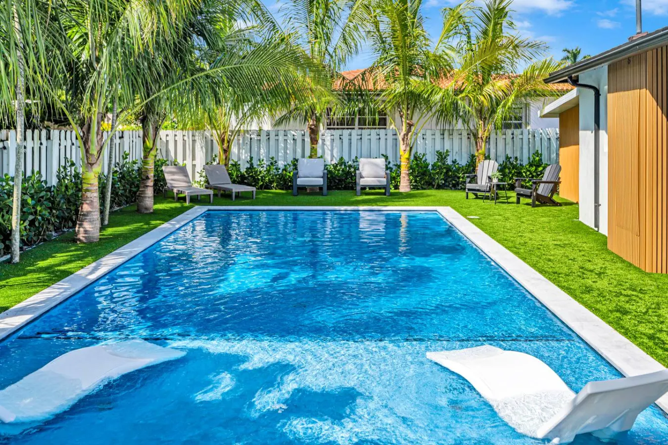 Beach Getaway: Stylish Home with private Pool 7