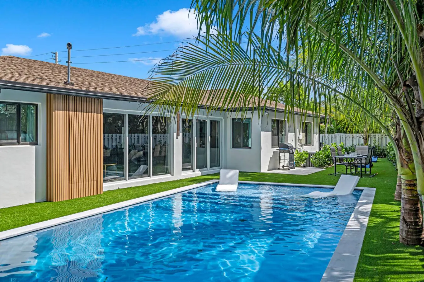 Beach Getaway: Stylish Home with private Pool 8