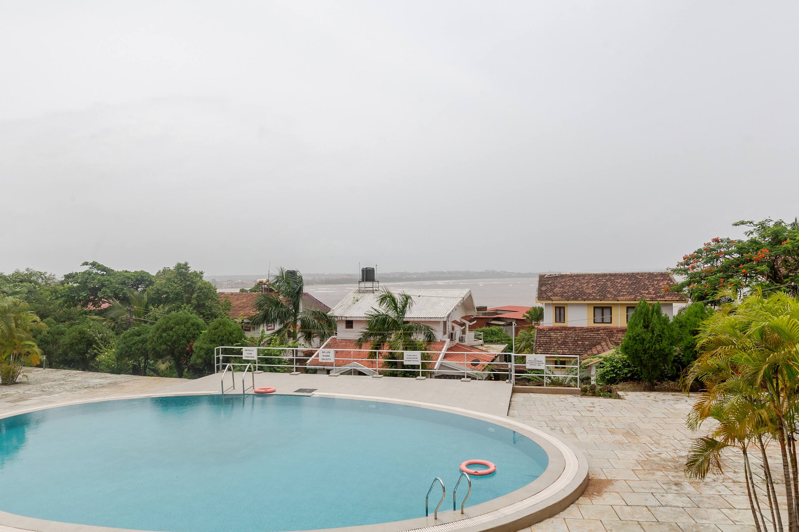 Beach View Luxury 2 BHK near Candolim with Pool 31