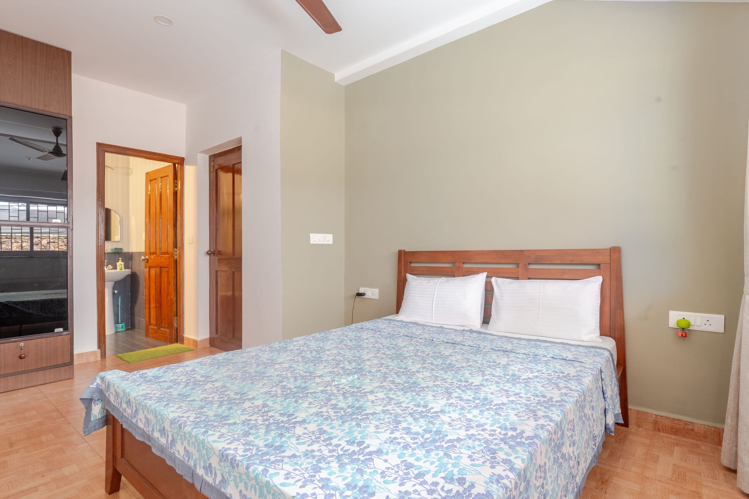 Beach View Luxury 2 BHK near Candolim with Pool 20