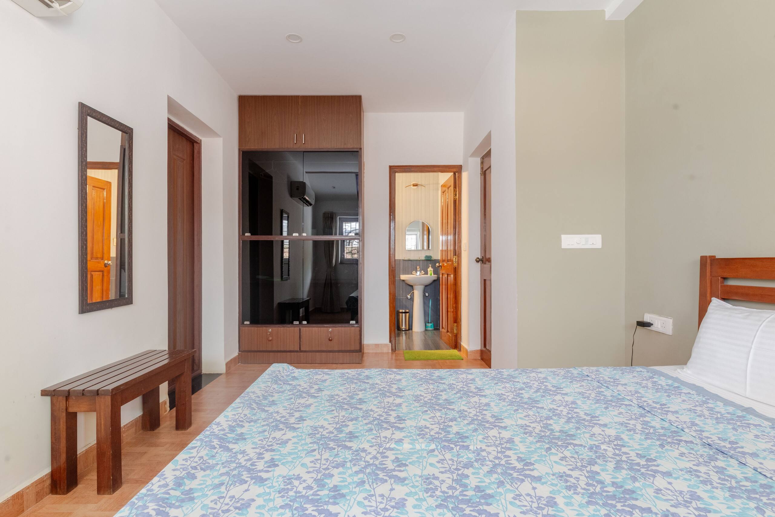 Beach View Luxury 2 BHK near Candolim with Pool 21