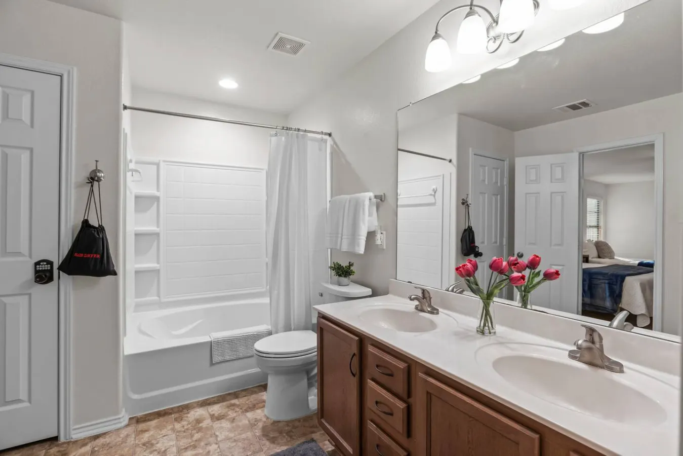 4 Queen Beds + Garage Parking in West Temple 9