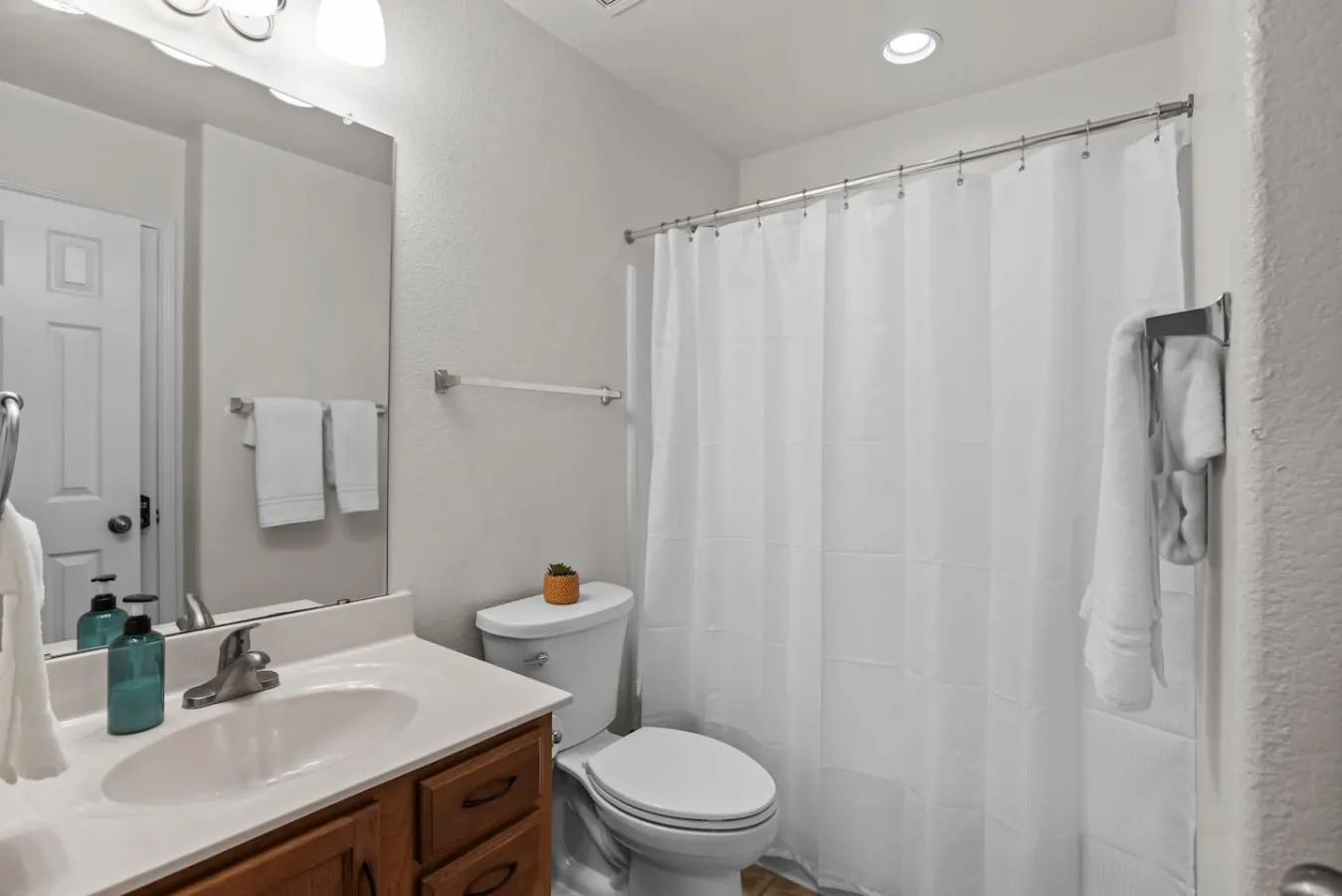 4 Queen Beds + Garage Parking in West Temple 13