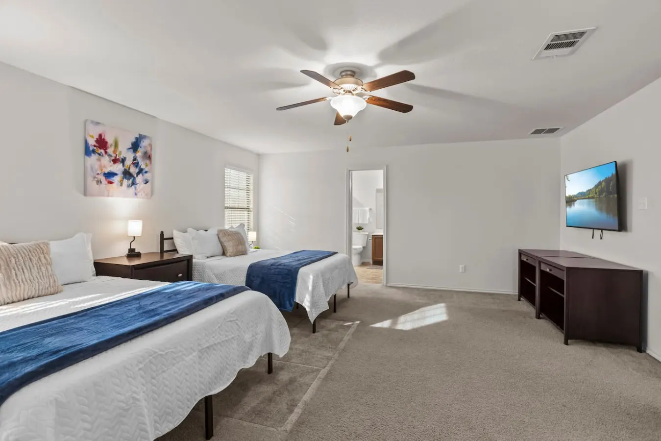 4 Queen Beds + Garage Parking in West Temple 7