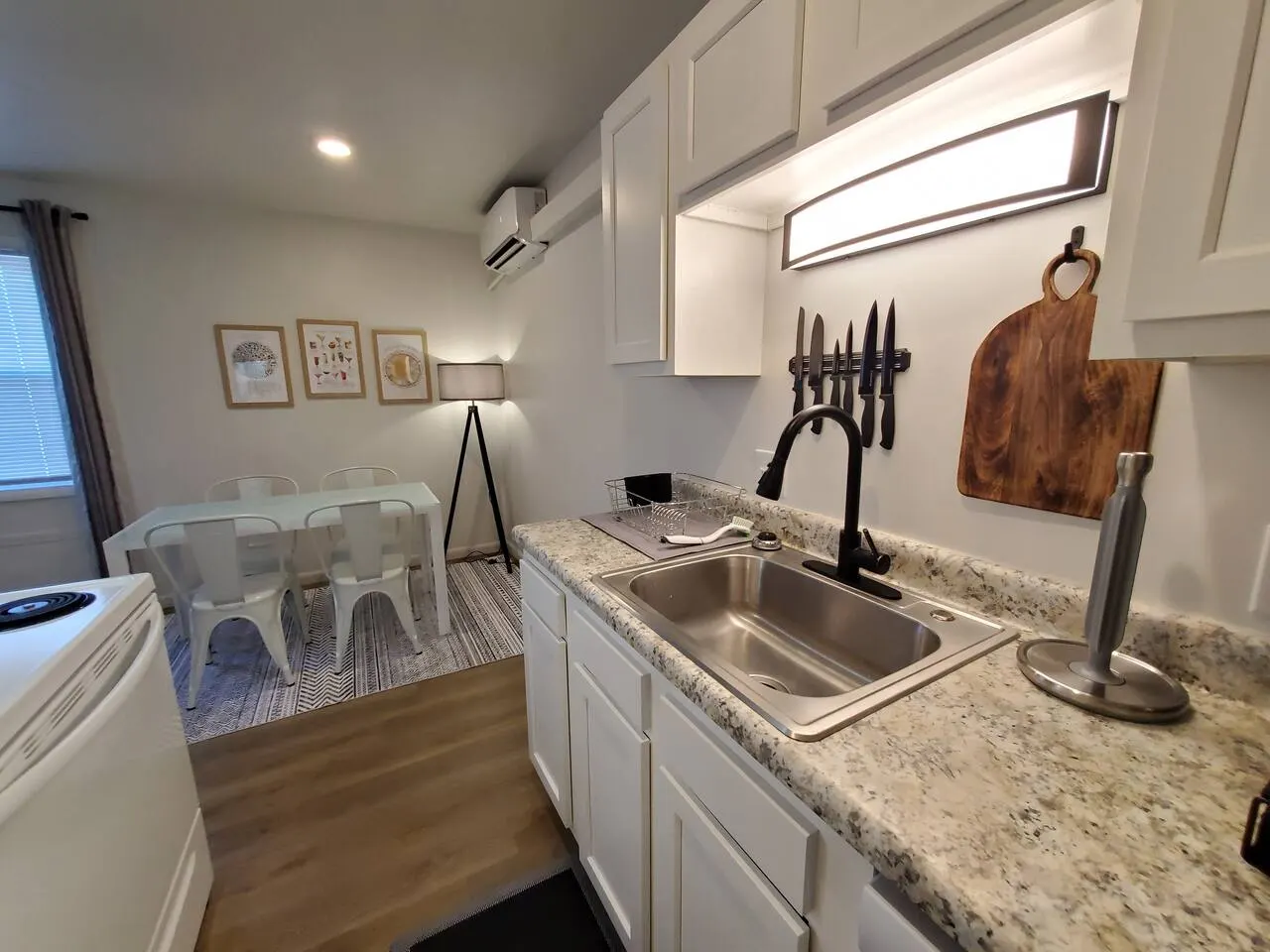 Cozy Apartment Traveling Professionals Welcome 4
