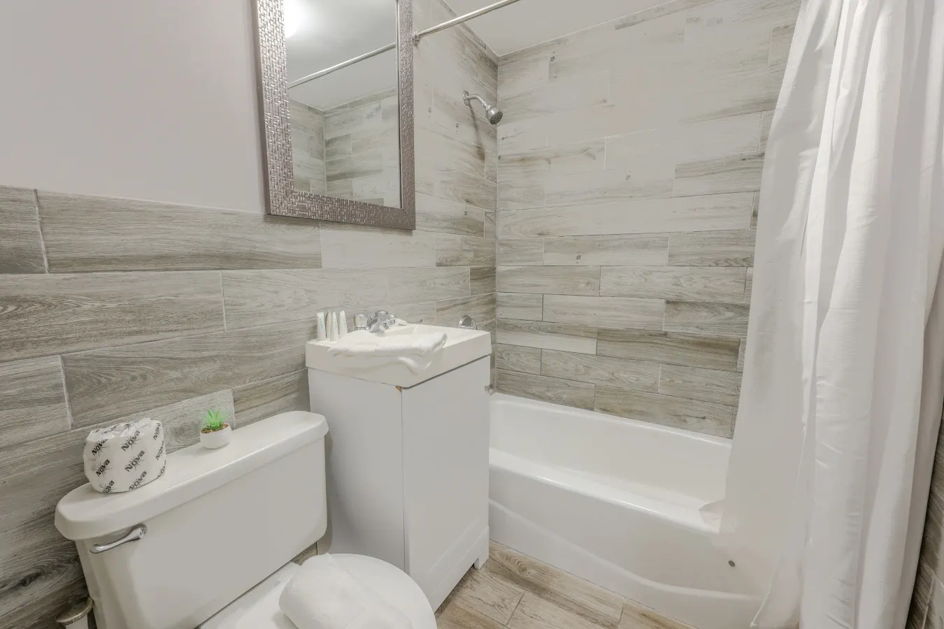 Perfect Traveling Nurse Housing - Theatre District 15
