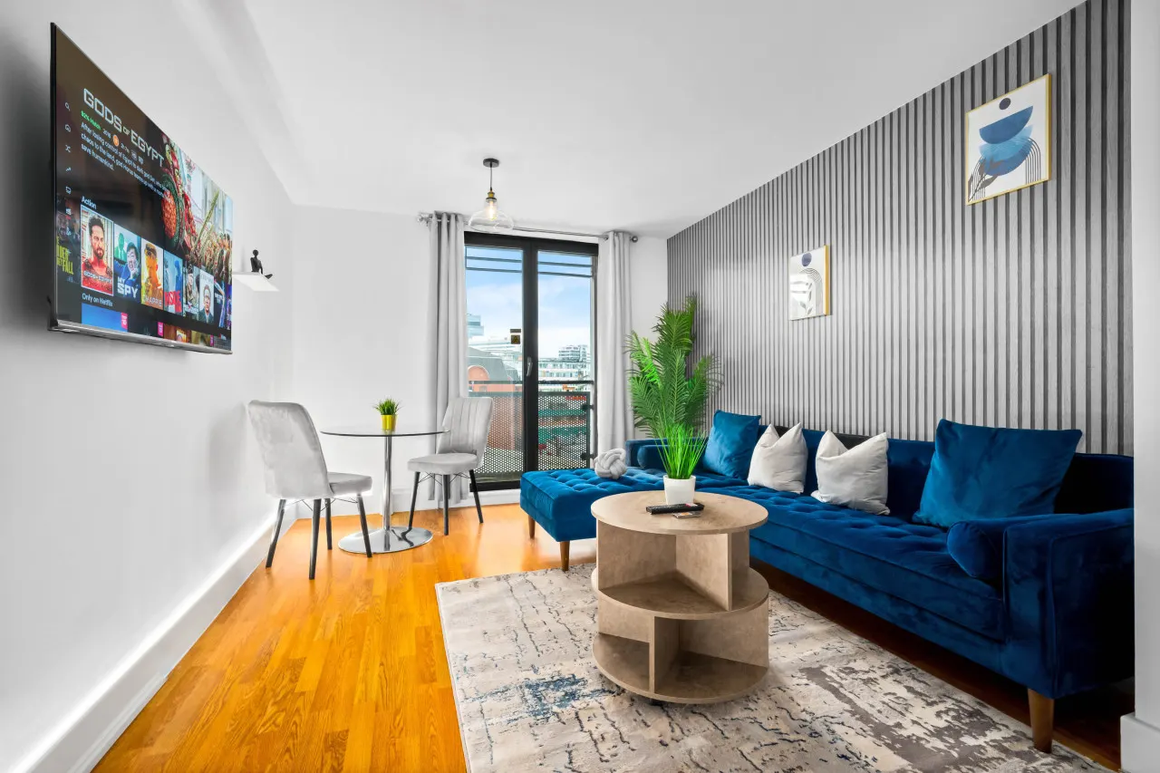 Stylish Chinatown Apartment - Balcony - Parking 5