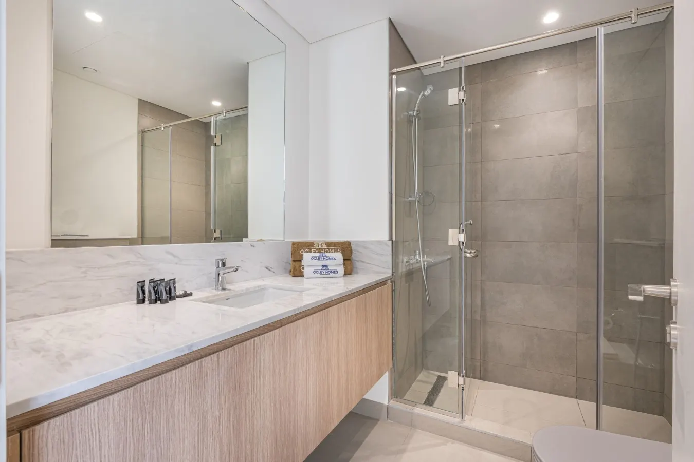 Luxe 6BR Semi-Detached Villa Steps from the Lagoon 16