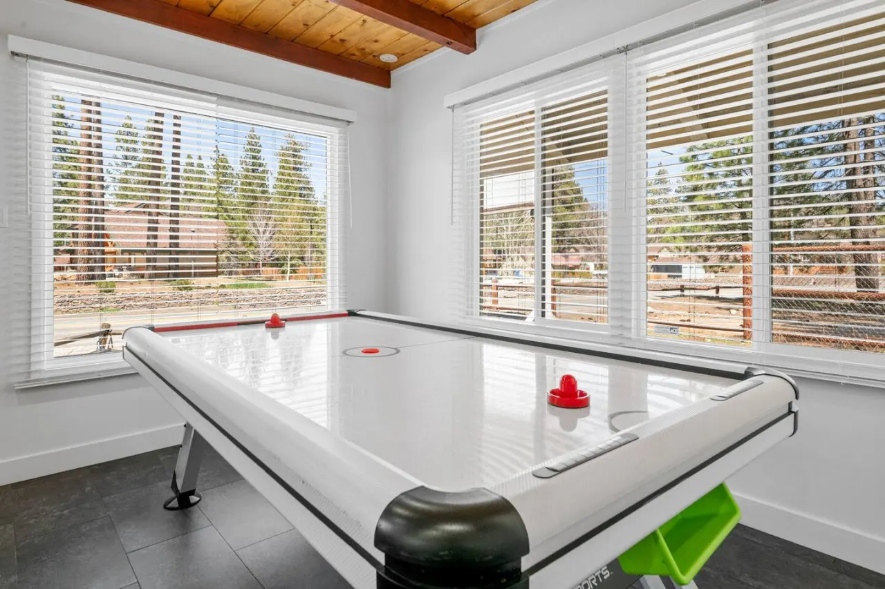 Winter Wonderland Updated 5bd, air hockey, games 2