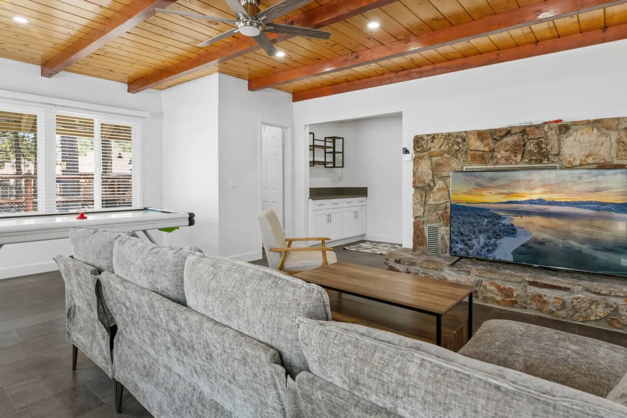 Winter Wonderland Updated 5bd, air hockey, games 9