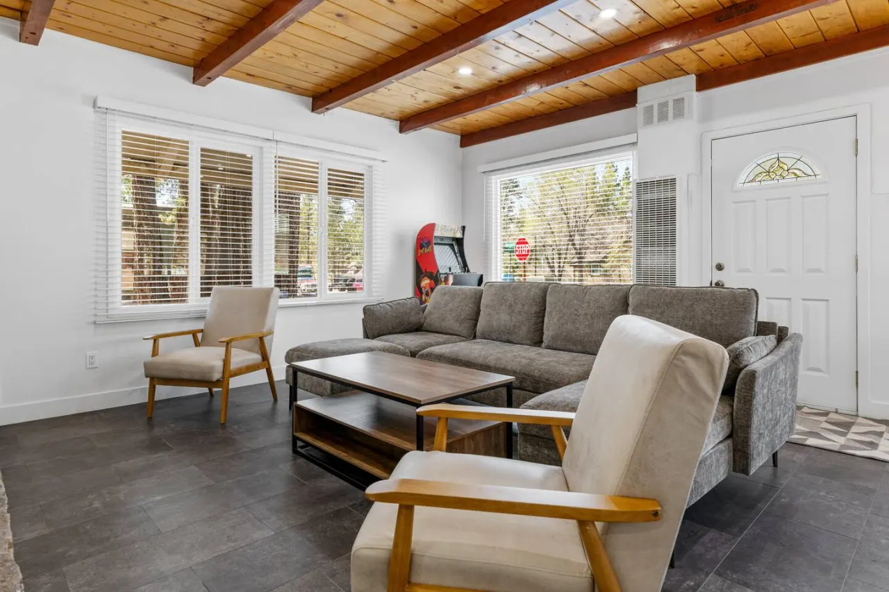 Winter Wonderland Updated 5bd, air hockey, games 11