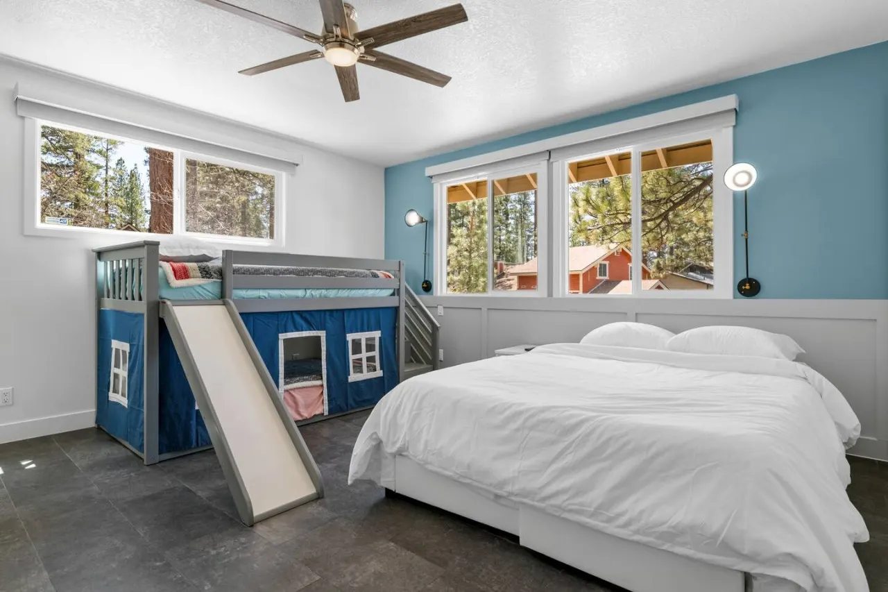 Winter Wonderland Updated 5bd, air hockey, games 3