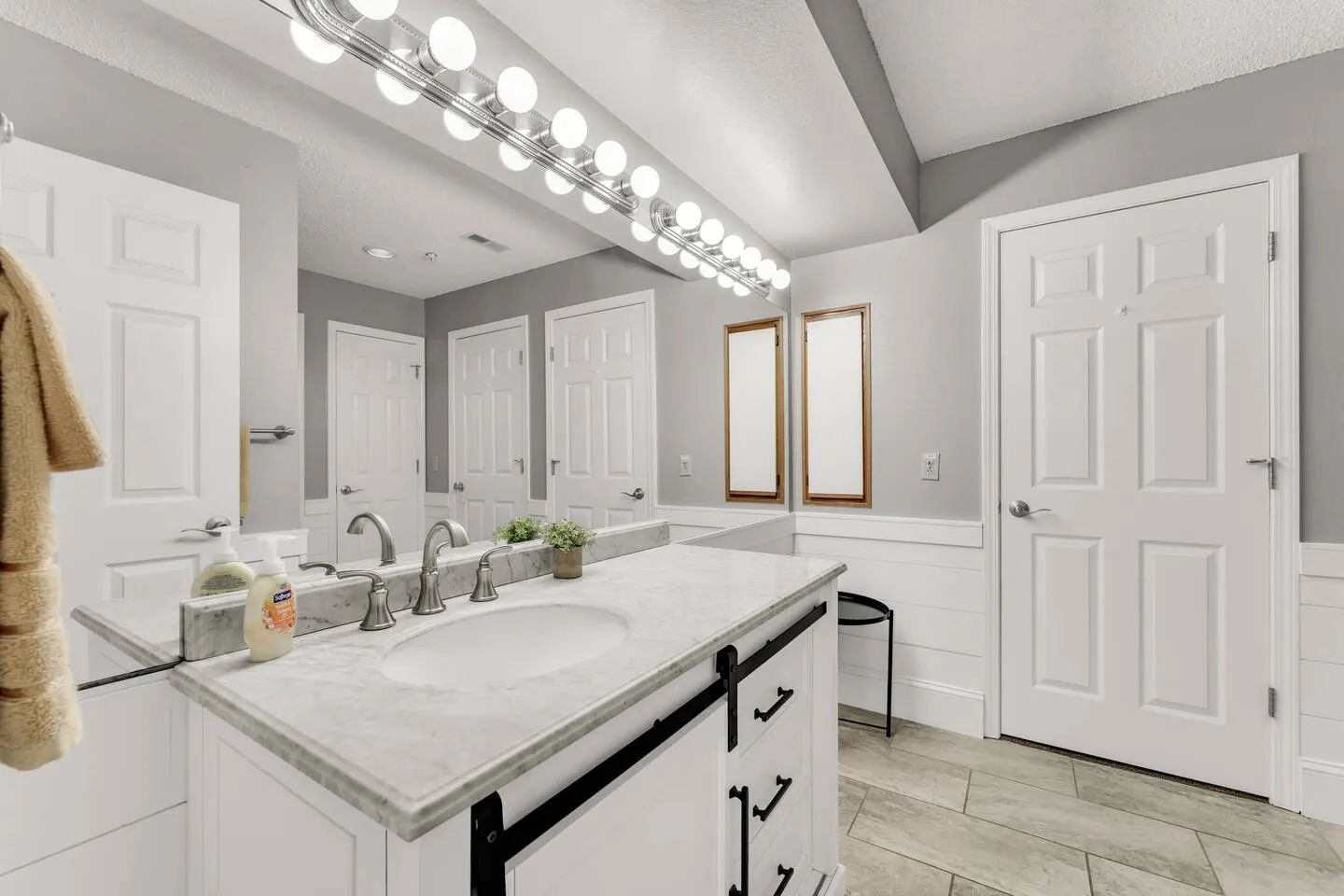 2 Luxe Condos Sleeps 16 Pools Heart of Branson 3