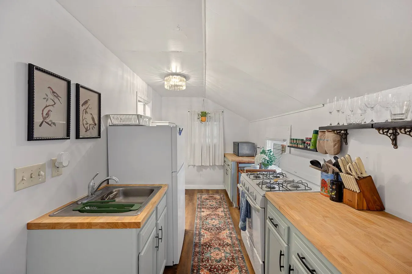 The Nest - Spacious 1BR Getaway in Pleasant Ridge 4
