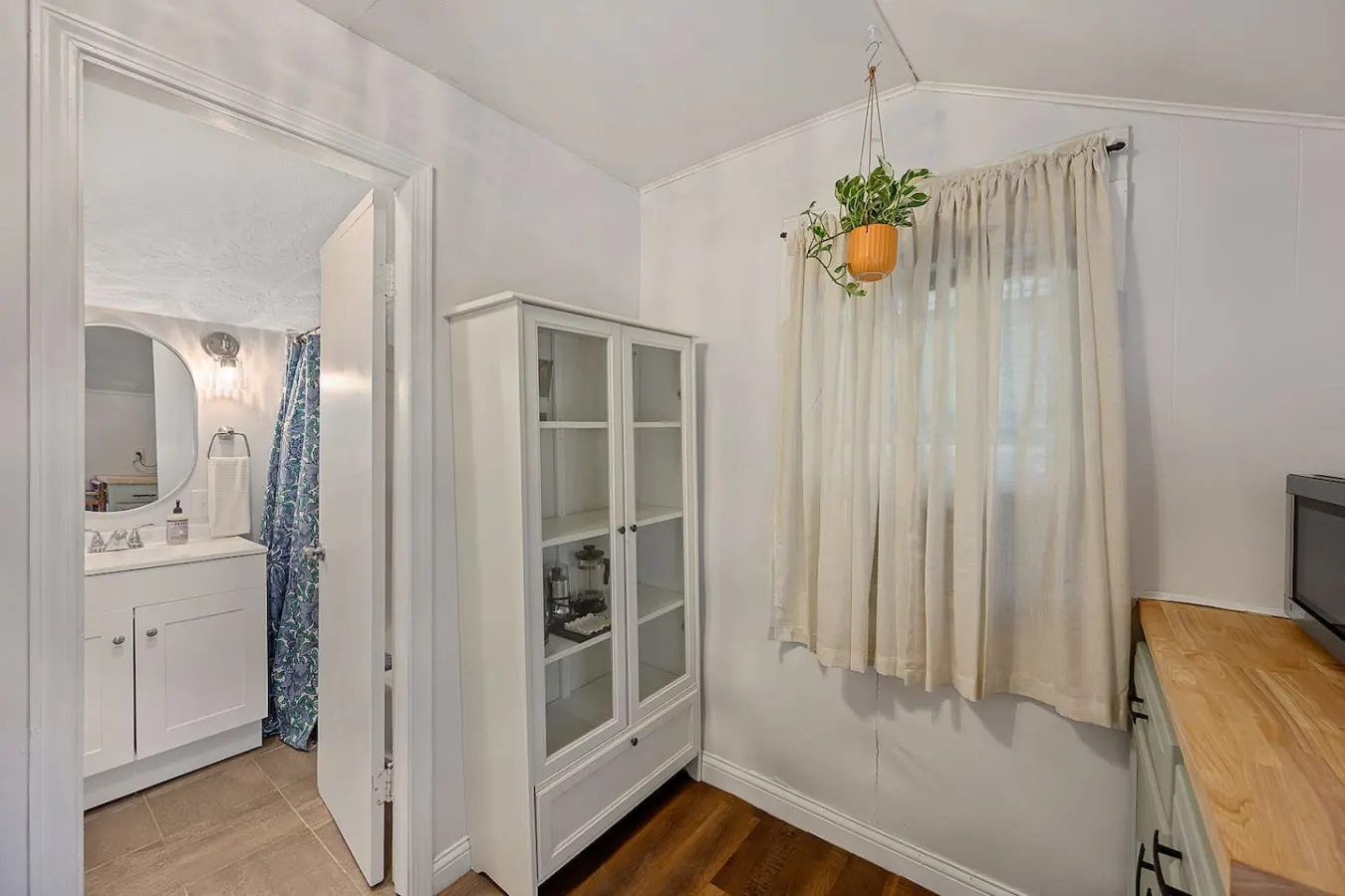 The Nest - Spacious 1BR Getaway in Pleasant Ridge 7