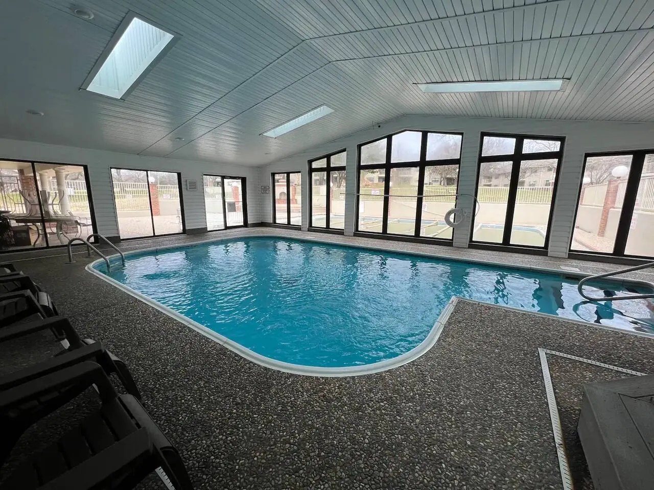 Gorgeous, 3 min to Strip! Pools, Hot Tub, Sauna! 12