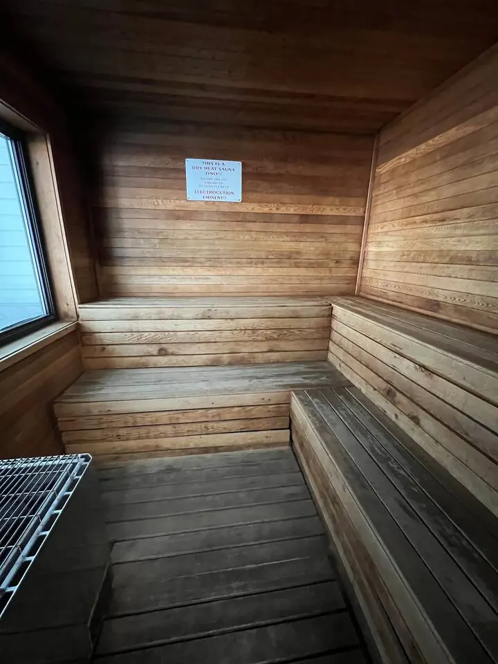 Gorgeous, 3 min to Strip! Pools, Hot Tub, Sauna! 17