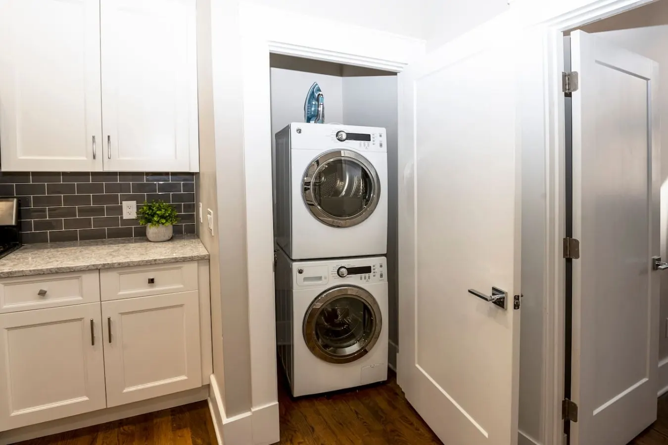 Incredible 2 Bedroom Condo, 2 Gated Parking Spots! 9