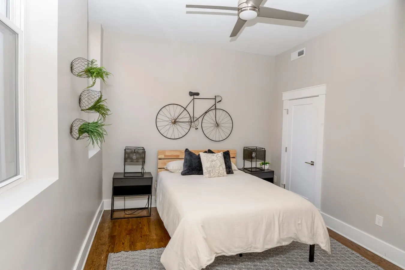 Incredible 2 Bedroom Condo, 2 Gated Parking Spots! 11