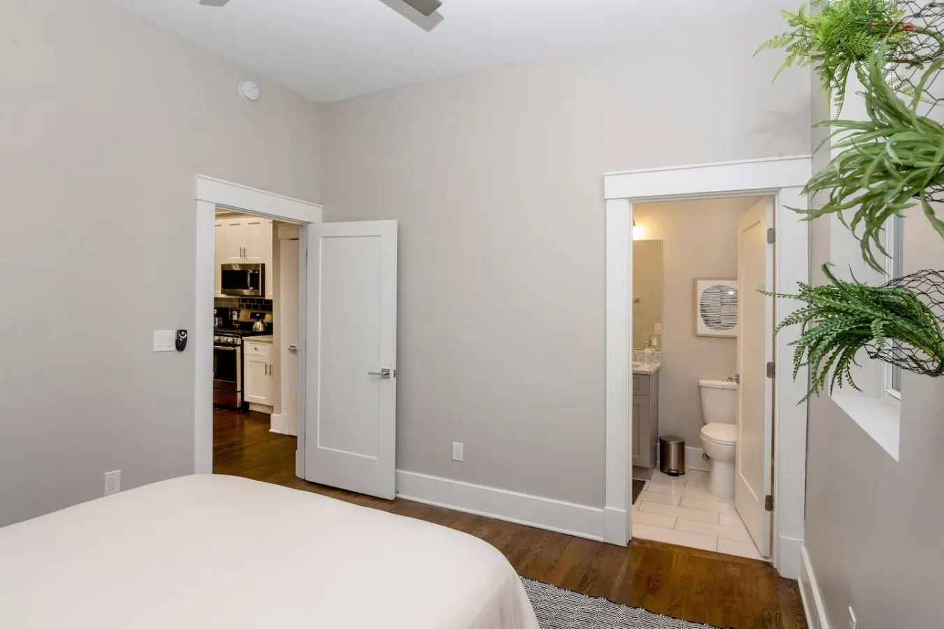 Incredible 2 Bedroom Condo, 2 Gated Parking Spots! 12