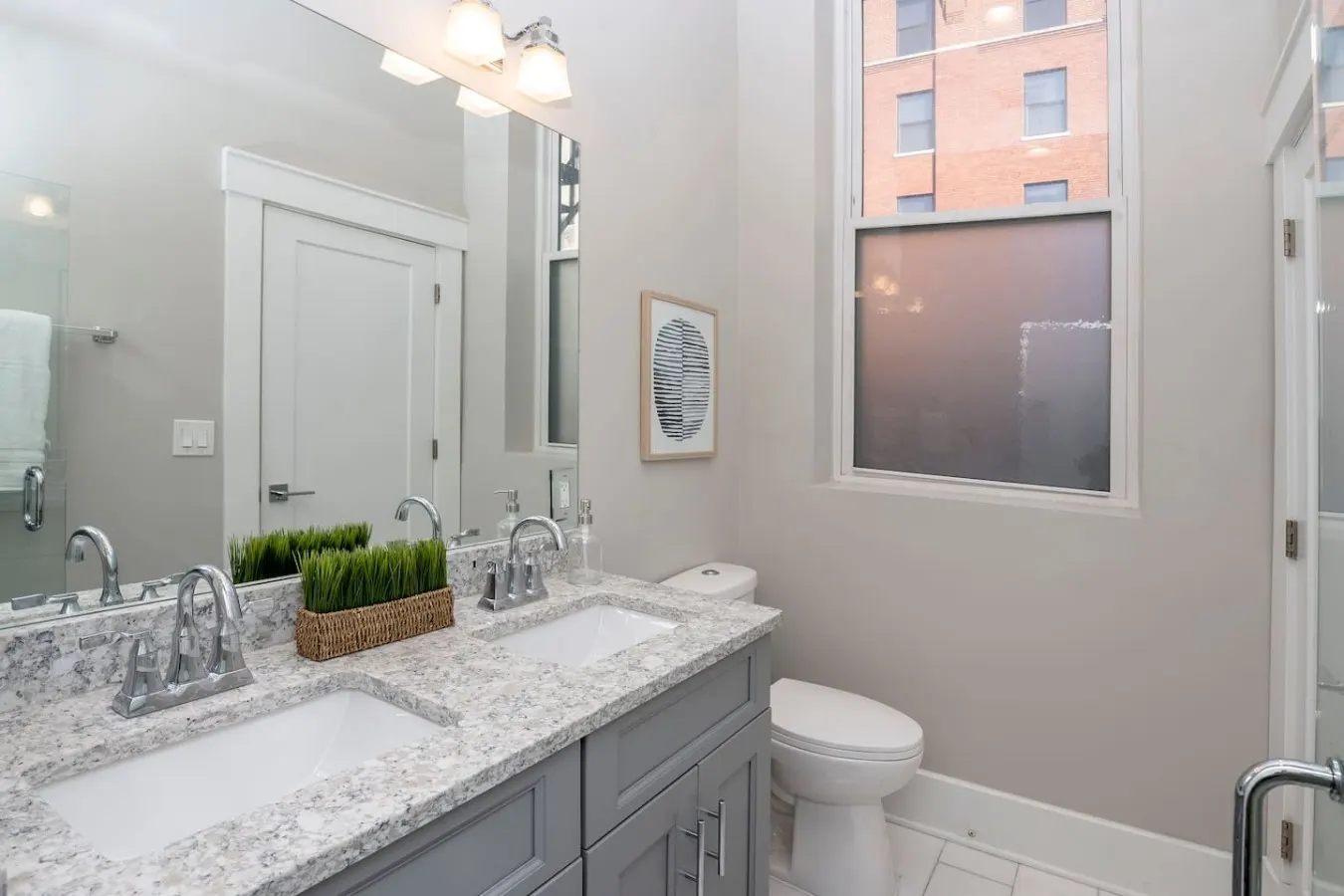 Incredible 2 Bedroom Condo, 2 Gated Parking Spots! 16