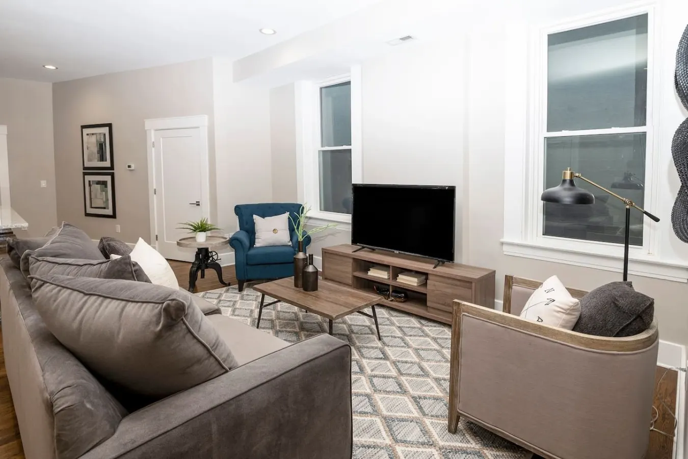 Incredible 2 Bedroom Condo, 2 Gated Parking Spots! 3