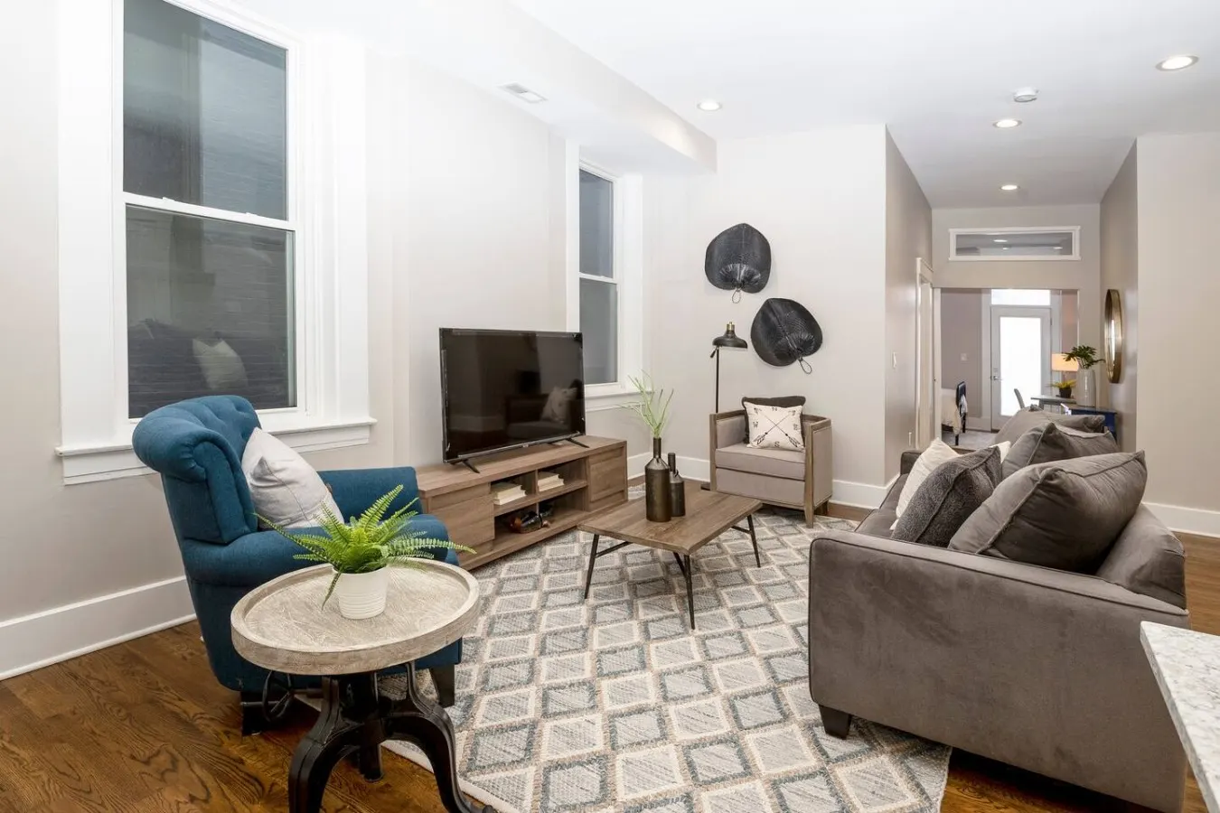 Incredible 2 Bedroom Condo, 2 Gated Parking Spots! 4