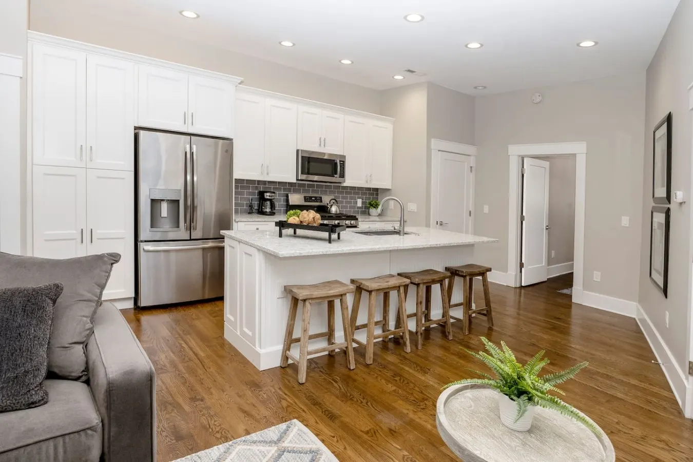 Incredible 2 Bedroom Condo, 2 Gated Parking Spots! 5