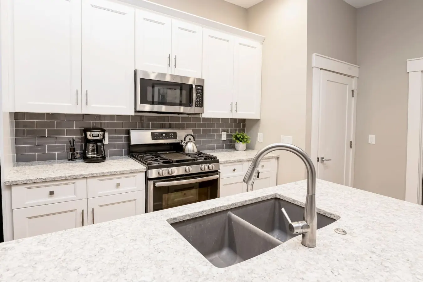 Incredible 2 Bedroom Condo, 2 Gated Parking Spots! 6