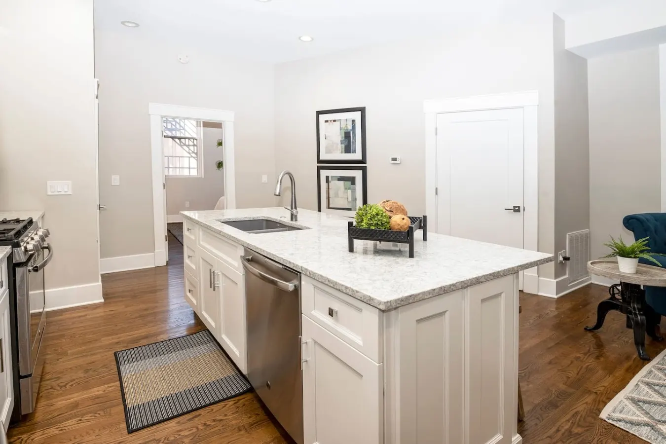 Incredible 2 Bedroom Condo, 2 Gated Parking Spots! 7