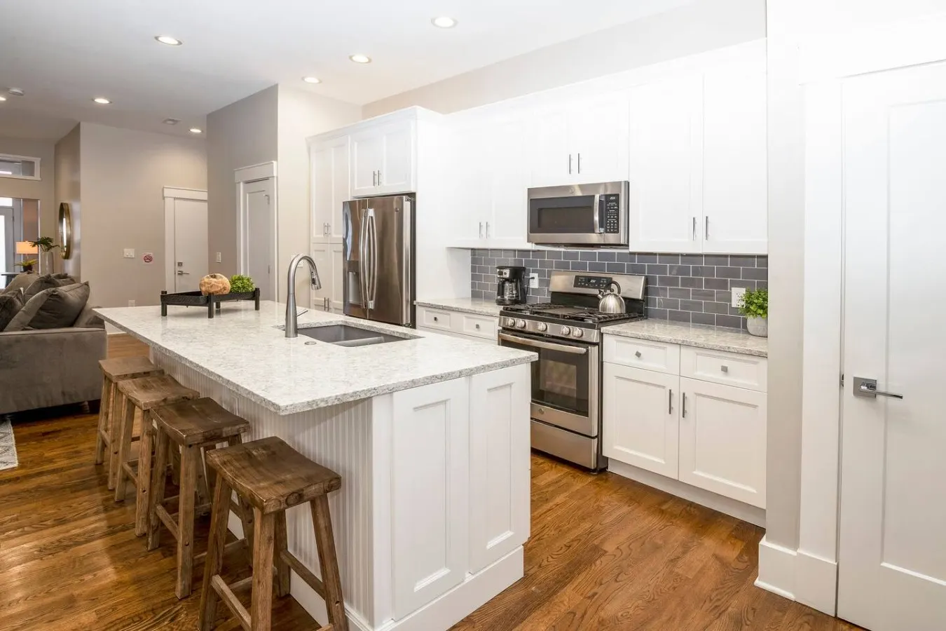 Incredible 2 Bedroom Condo, 2 Gated Parking Spots! 8