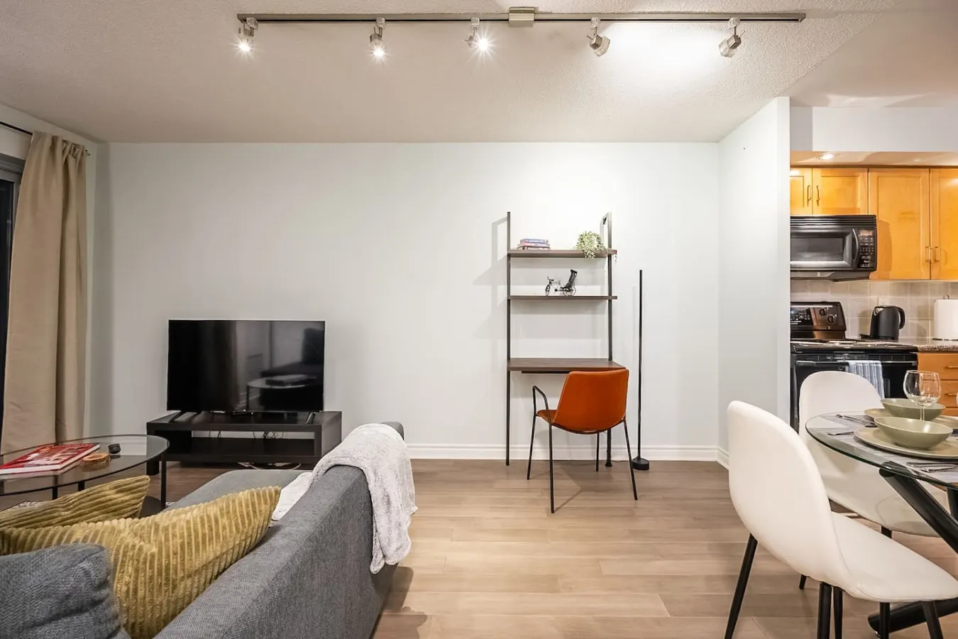 Downtown 1BR Free Parking Prime Location 10