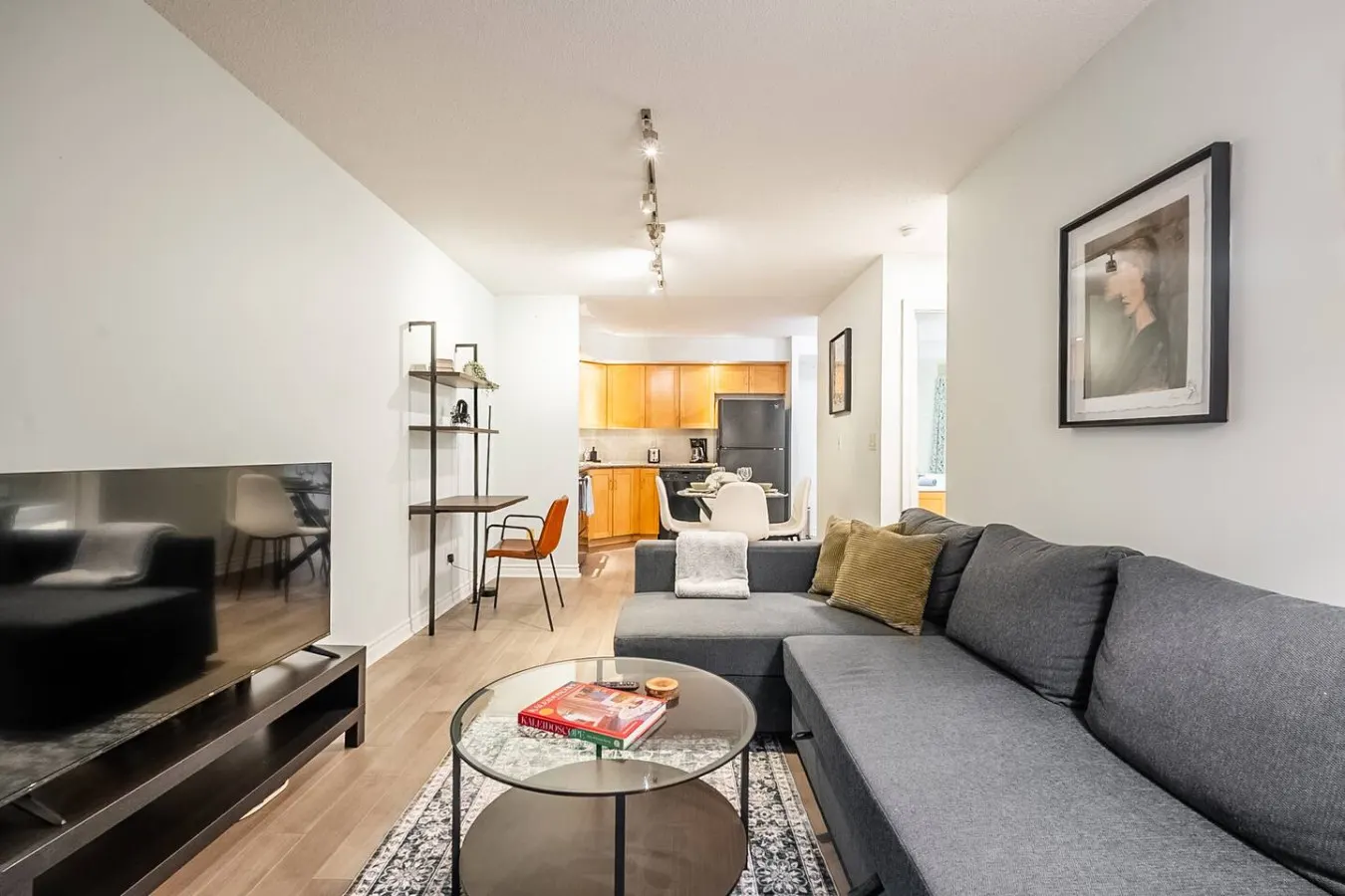 Downtown 1BR Free Parking Prime Location 14