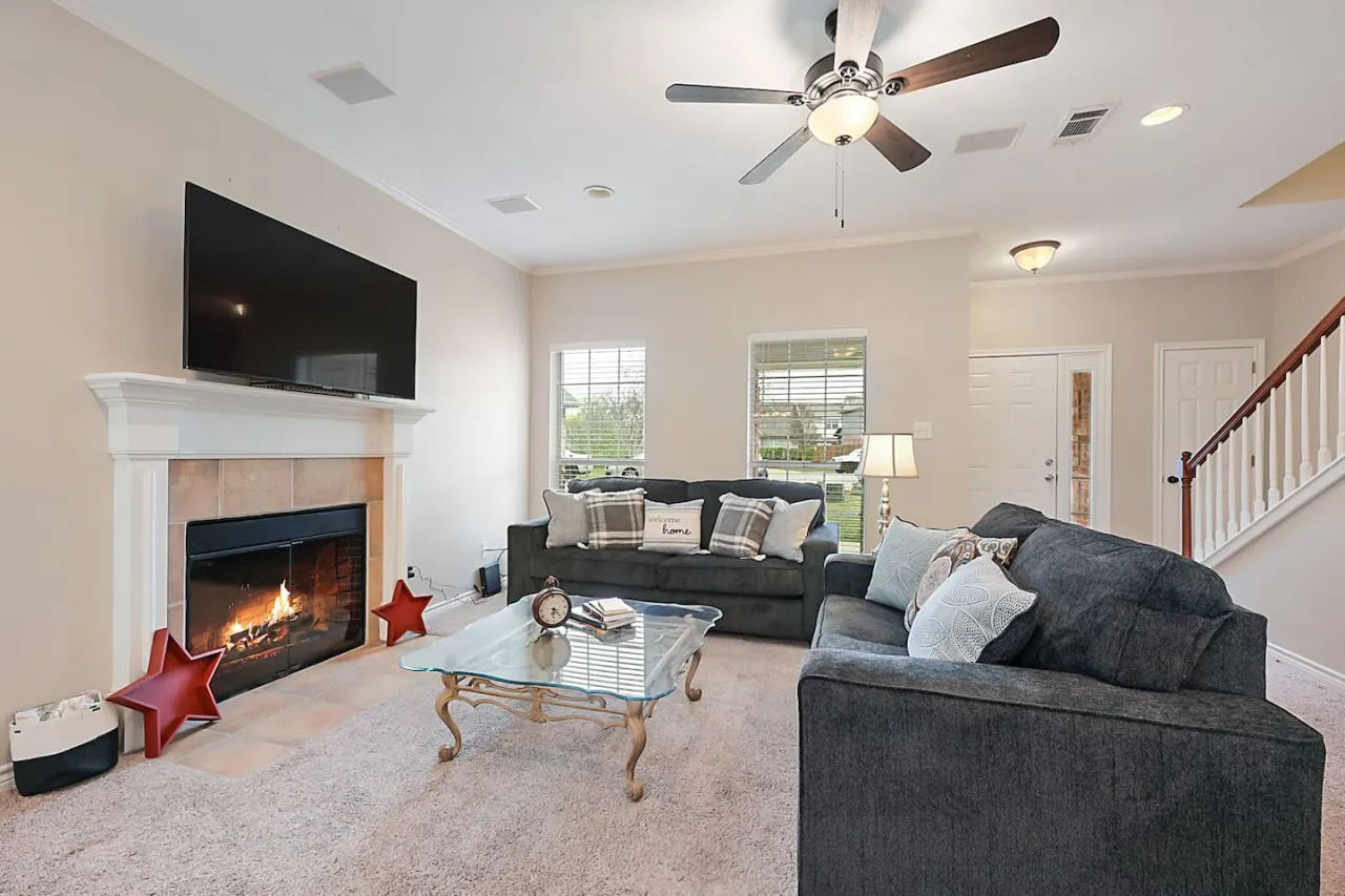 Lone Star Haven - Quiet Cul-de-Sac Retreat Just 5 Minutes from Kyle Field! 2