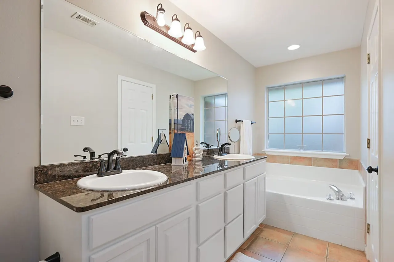 Lone Star Haven - Quiet Cul-de-Sac Retreat Just 5 Minutes from Kyle Field! 10