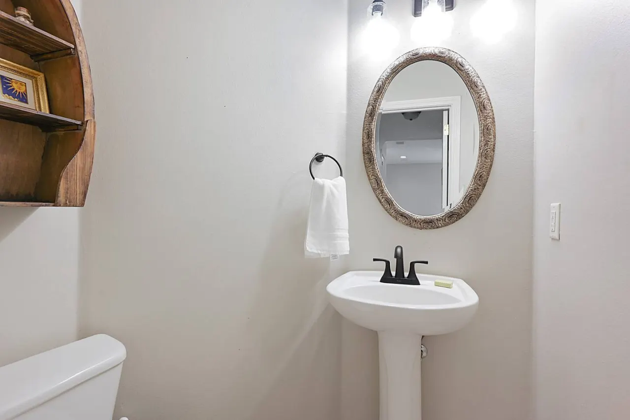 Lone Star Haven - Quiet Cul-de-Sac Retreat Just 5 Minutes from Kyle Field! 12