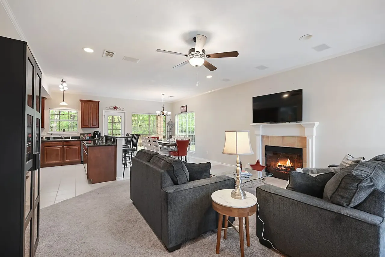Lone Star Haven - Quiet Cul-de-Sac Retreat Just 5 Minutes from Kyle Field! 3