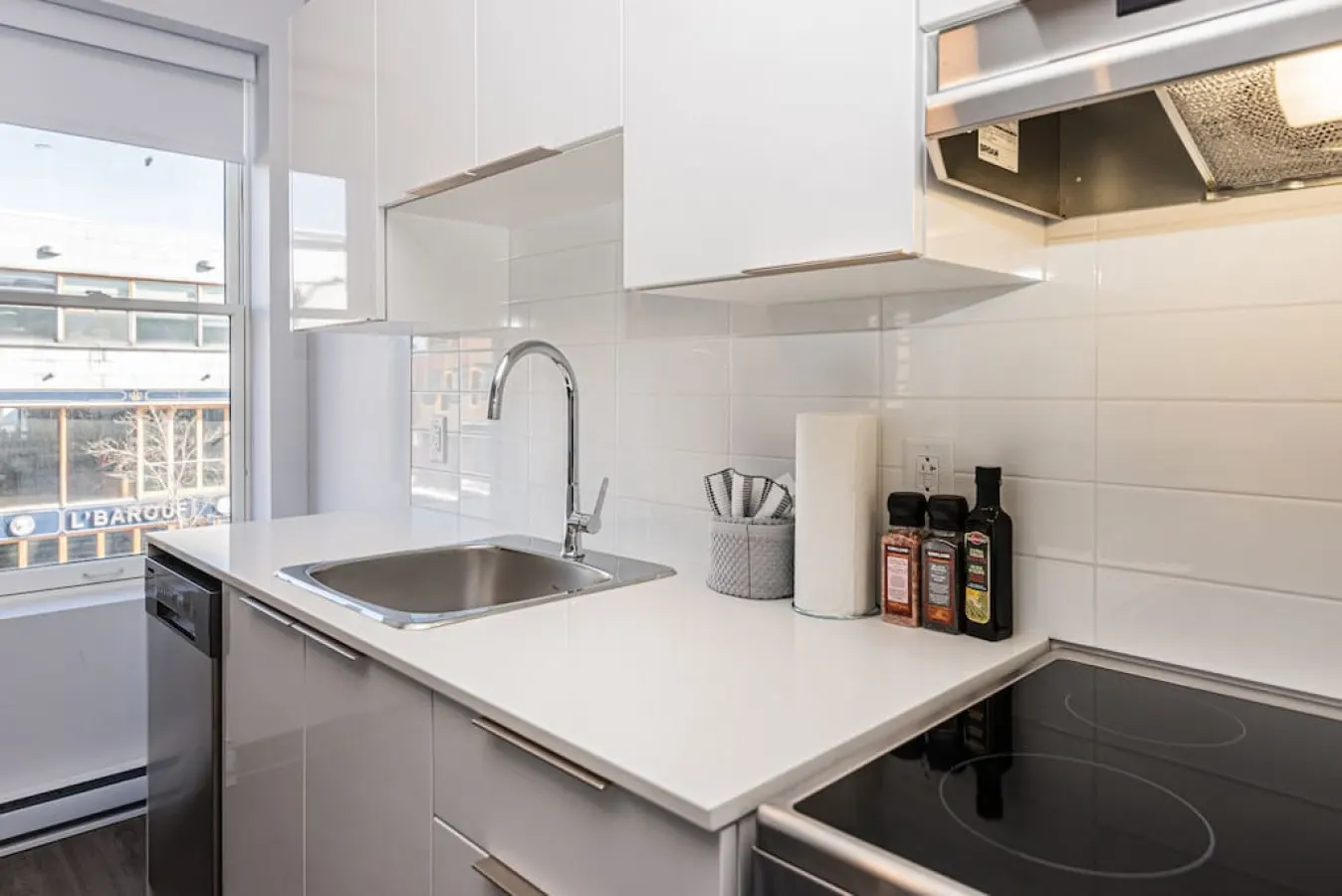 Plateau - New, Fresh and Luminous Studio in Le Plateau - Unit 2 12