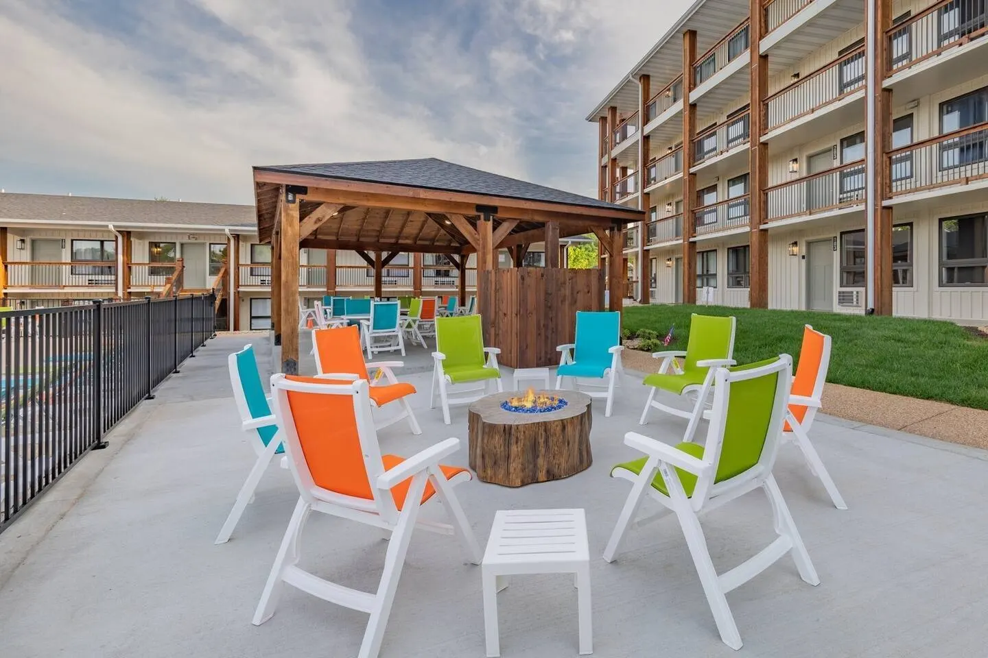 Roark Valley Resort I3 - Creekside Luxury, View, Indoor & Outdoor Pools! 9