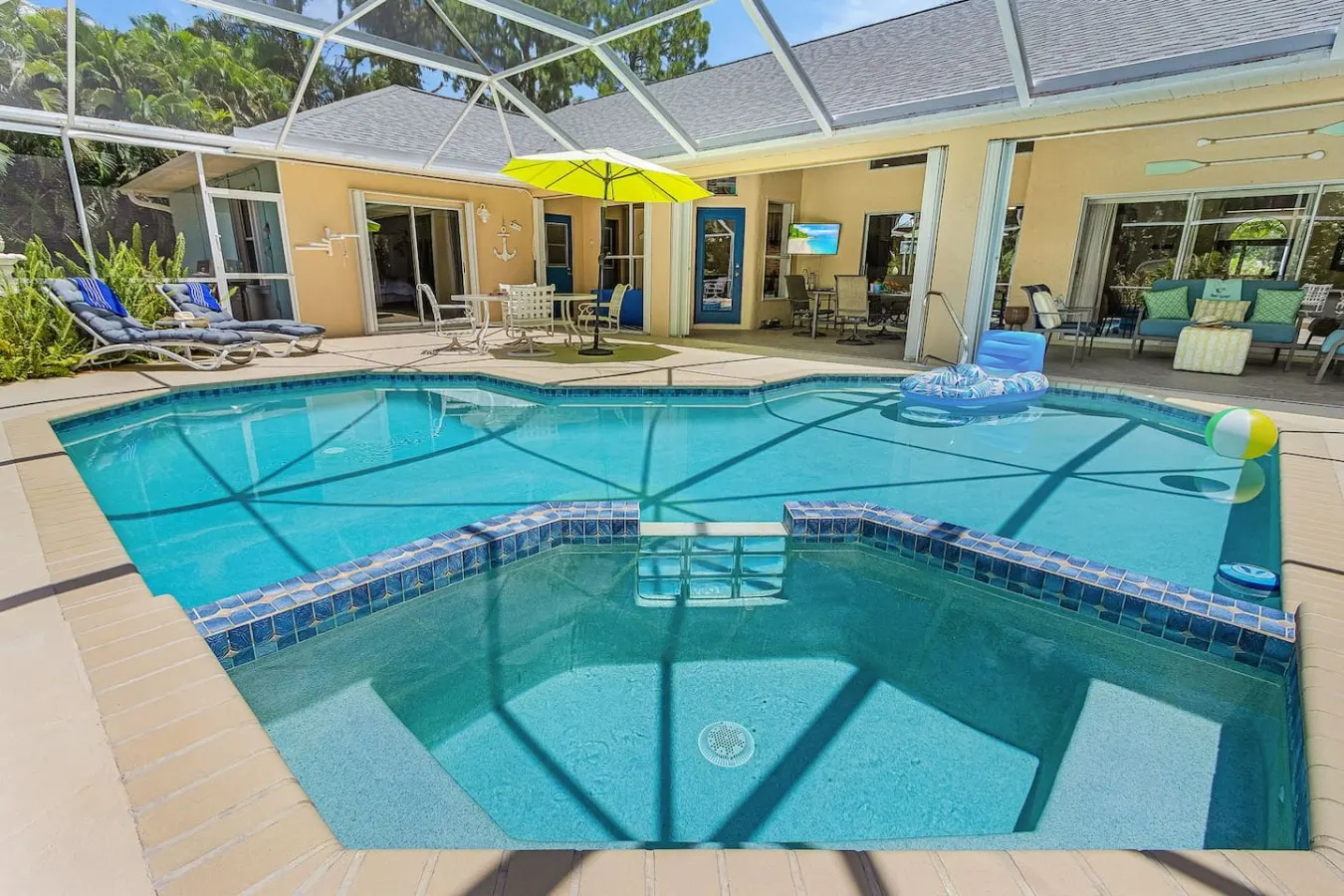 Pineapple Paradise Retreat Private Pool and Spa 1