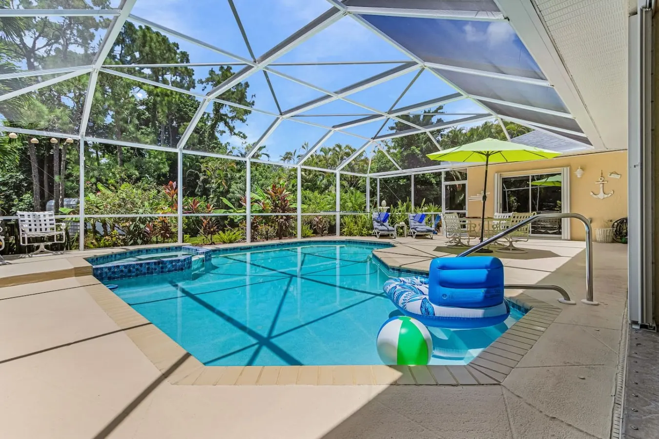 Pineapple Paradise Retreat Private Pool and Spa 8