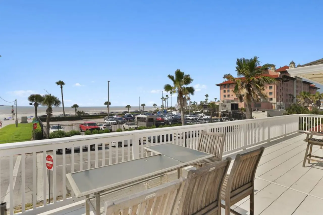 Galvez Oceanview Retreat Walk to Beach or Pier 2