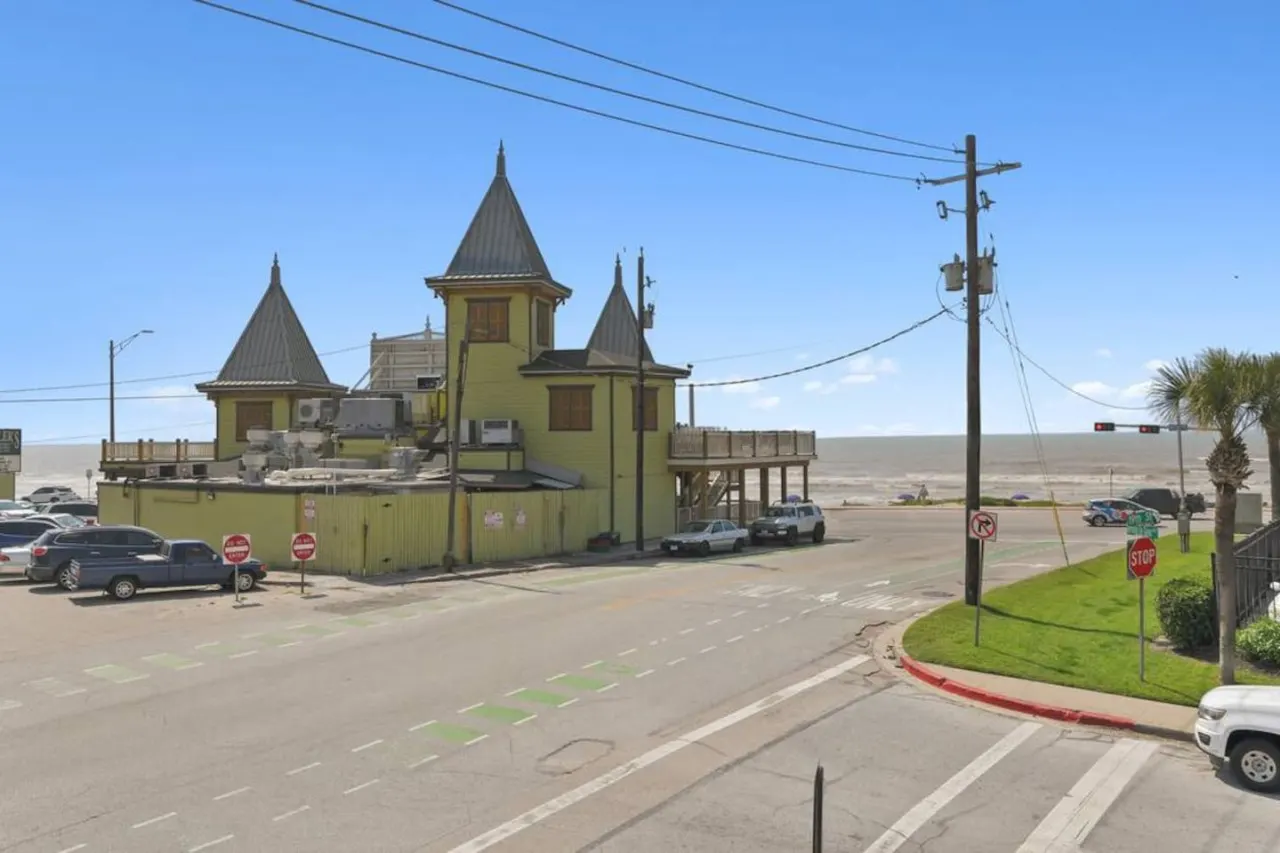 Galvez Oceanview Retreat Walk to Beach or Pier 5