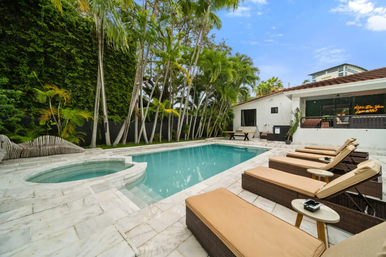 05 Bond LEG Vrbo: 8BR 7BA 20PPL 1