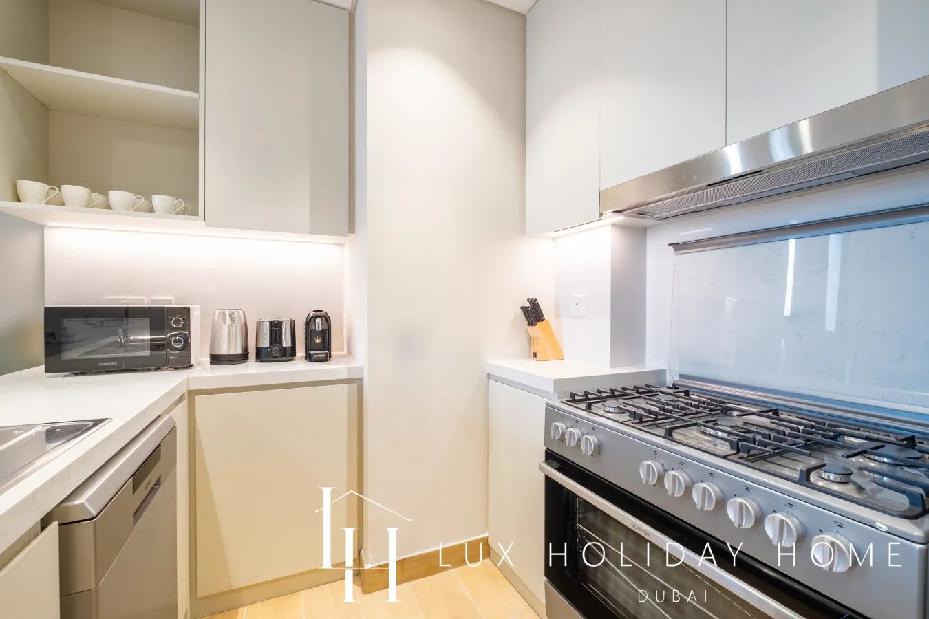LUX The La Mer Luxury Burj View Suite 3 11