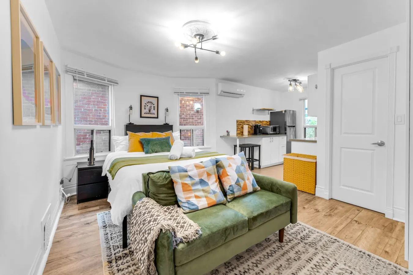 Bright Beachside Studio Walk to Woodbine Beach 1