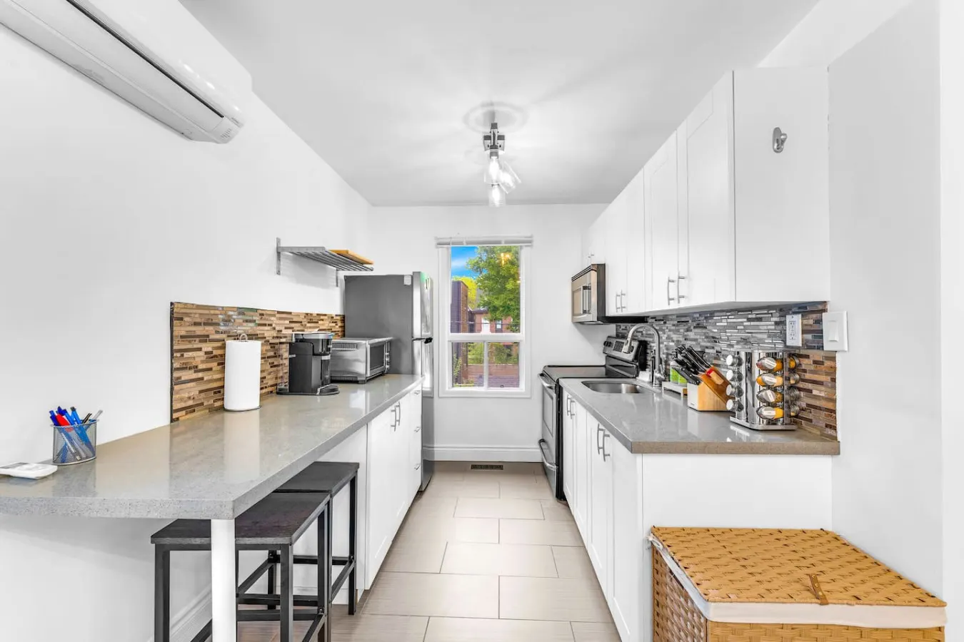 Bright Beachside Studio Walk to Woodbine Beach 2