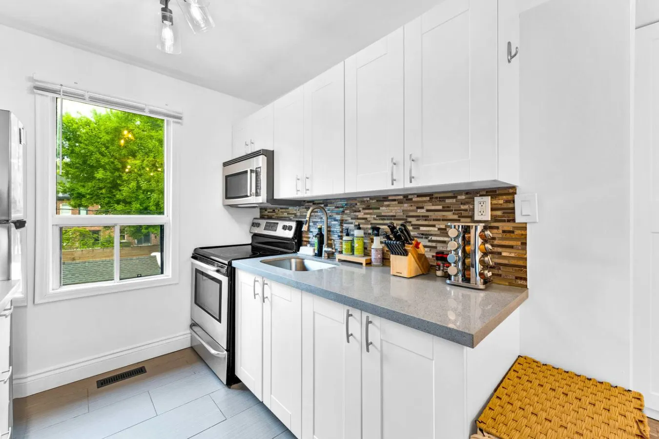 Bright Beachside Studio Walk to Woodbine Beach 12